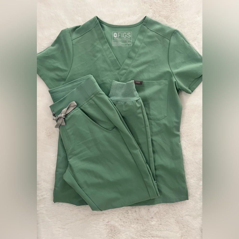 Figs Jade Scrub set